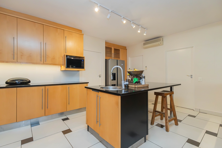 To Let 4 Bedroom Property for Rent in Mouille Point Western Cape